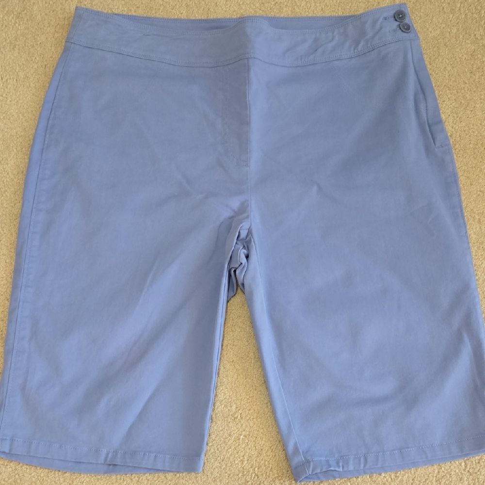 ORVIS Light Blue Women's Stretch Bermuda Shorts - Size 12 (runs small) - NWT